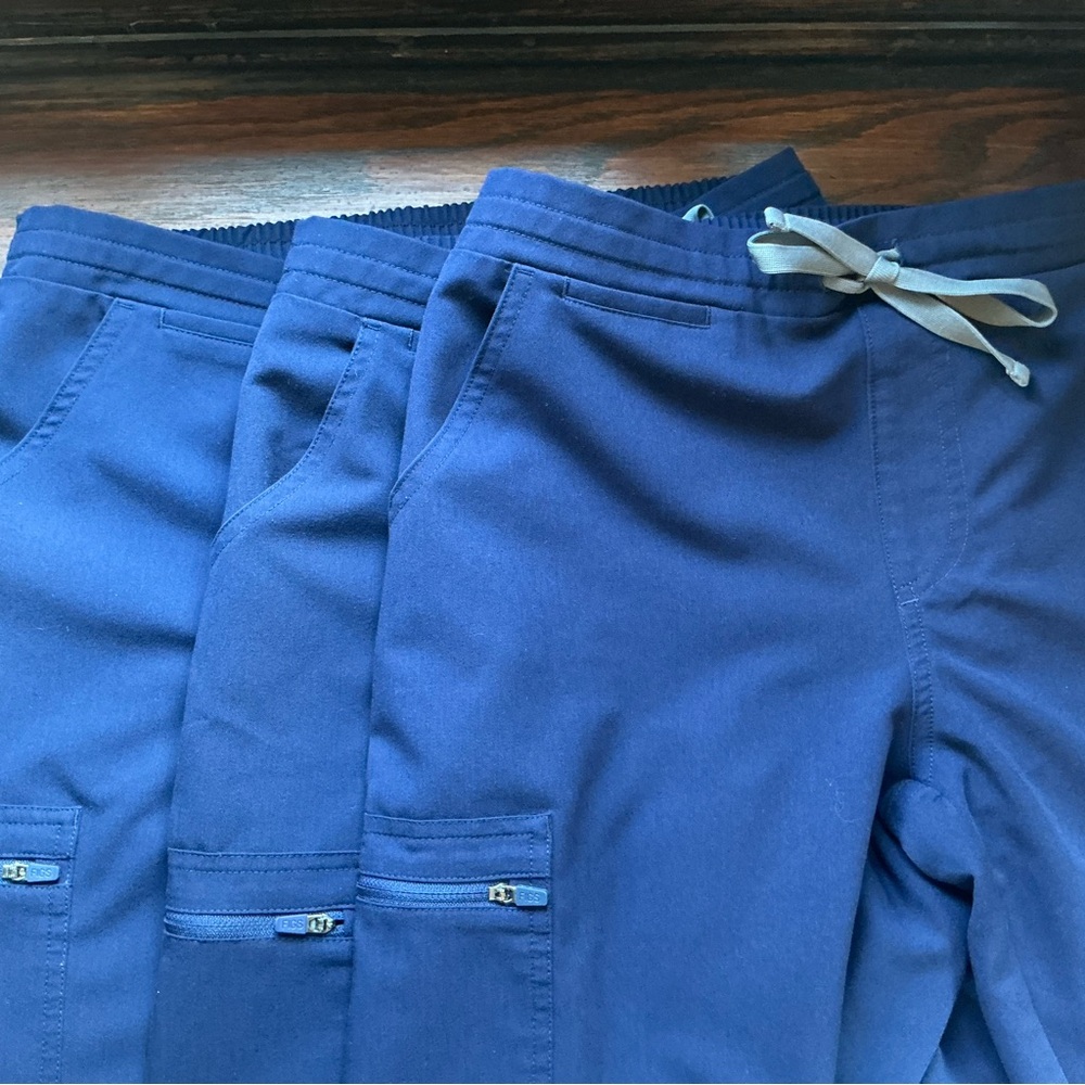 Figs Women's Yola Skinny Scrub Pants in Navy (small petite). 2 Pairs Available - Picture 4 of 5